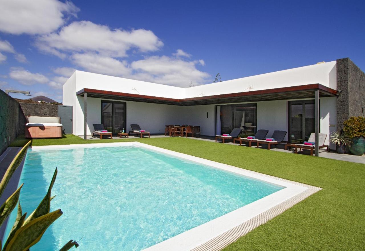 Luxury Los Mojones Villa Short Walk To Old Town Private Heated Pool Villa Los Mojones Angie Puerto Del Carmen ติอาส ภายนอก รูปภาพ